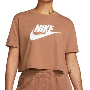 Women's Nike Sportswear Essential Cropped T-Shirt, size xs